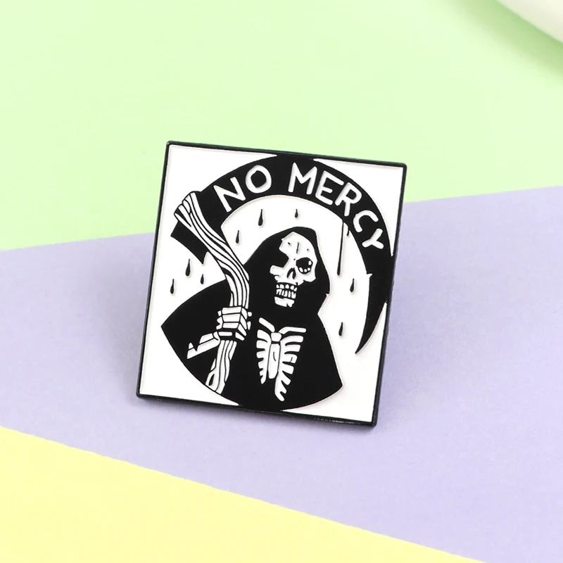 Рамка для фотографии RNG черно-белая с изображением смерти, дьявола и скелета, металлическая, с эмалью, индивидуальный значок в виде косы, бейдж с надписью "не жалей", брошь на лацкан, подарок.