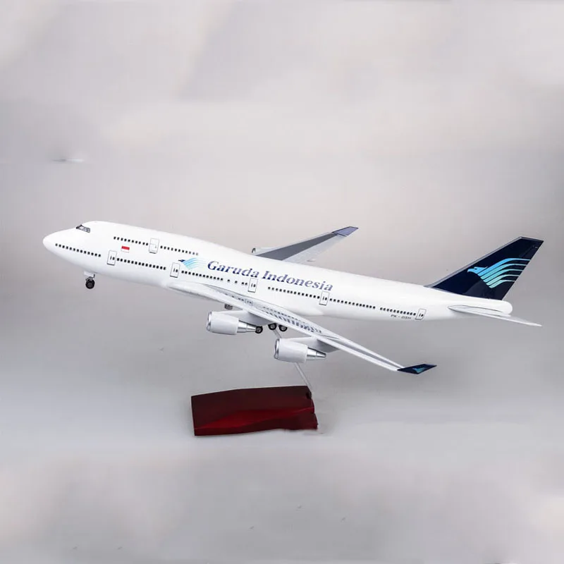 47 см 1/150 масштаб игрушечные модели самолетов Boeing B747 Garuda Indonesia модель самолета со светом и колесами Смола Пластиковый сплав самолет - Цвет: Normal