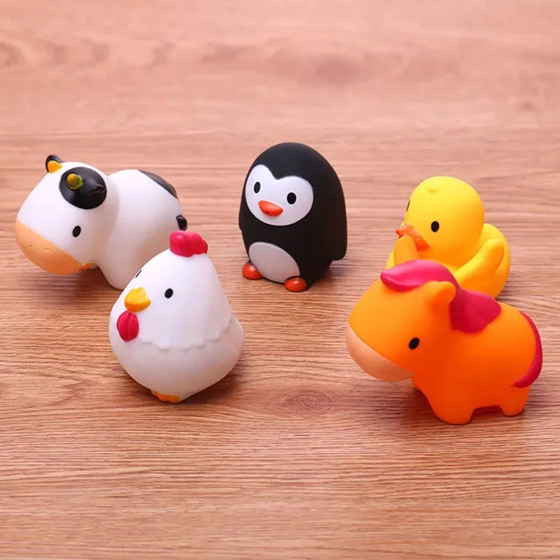 Маленькие животные сжимают воду детские игрушки для игры в воде брызги воды