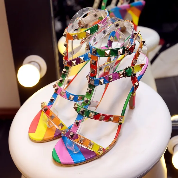 Женские сандалии на высоком каблуке с заклепками и открытым носком большие