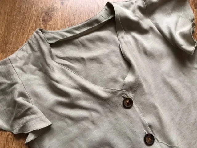 Женское платье на пуговицах прямое с v-образным вырезом бабочками короткими