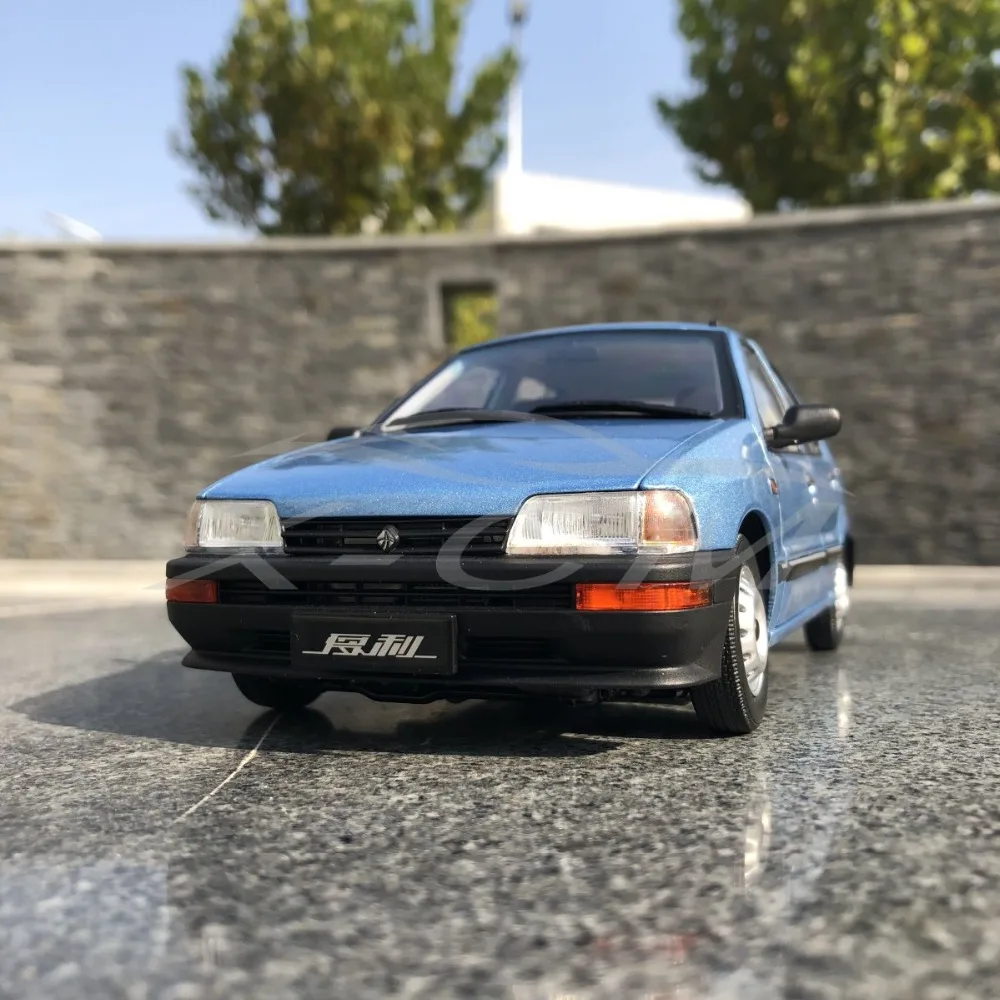 Литая под давлением модель автомобиля Yiqi китайский Тяньцзинь Xiali TJ7100 хэтчбек 1:18
