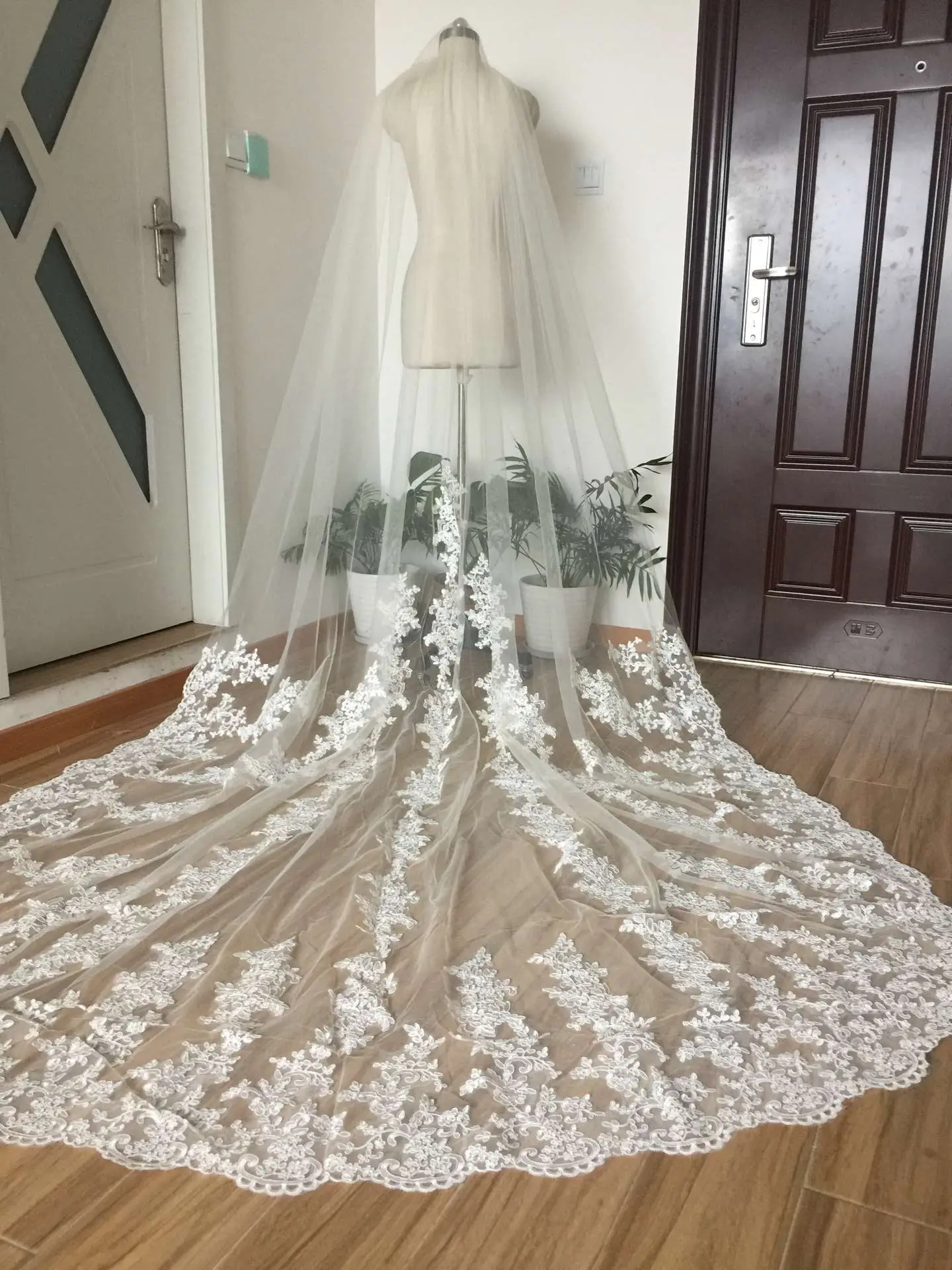 Фата свадебная длиной 3 м роскошная белая/цвета слоновой кости с