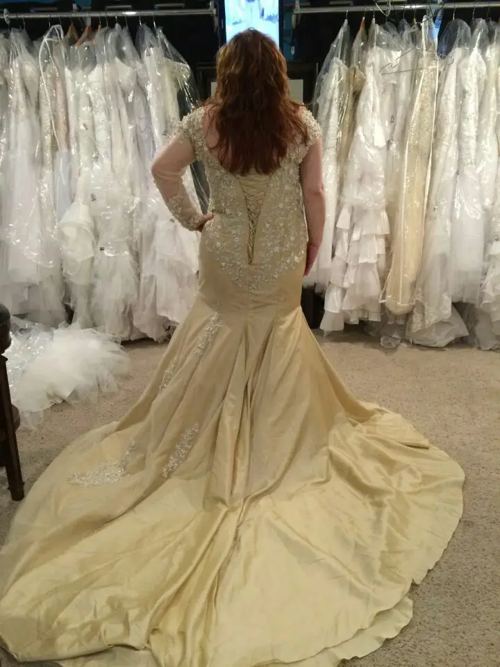 Свадебное платье цвета шампанского с длинным рукавом и V образным