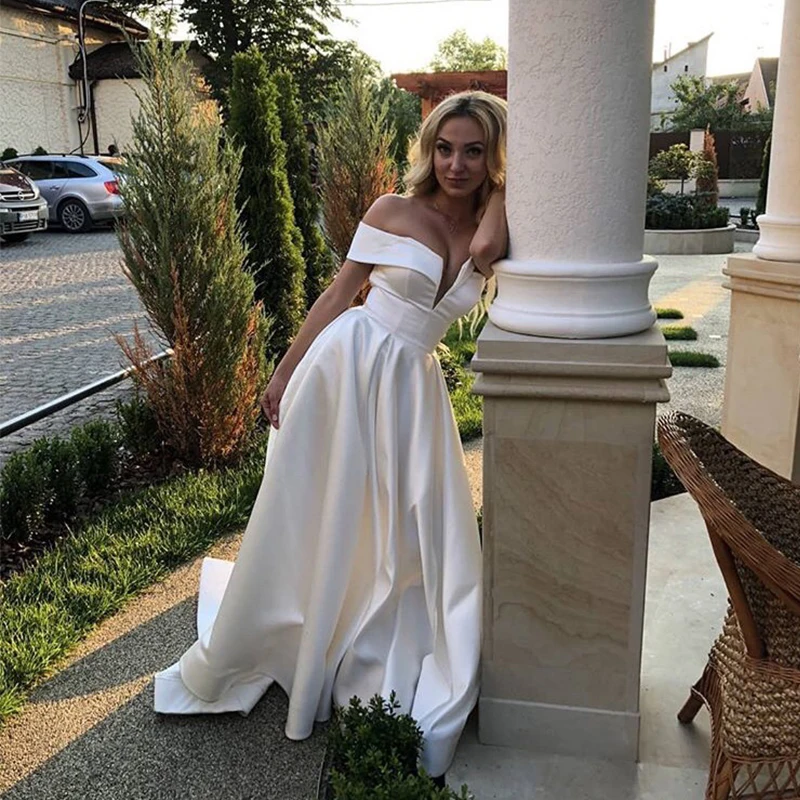 Винтажное свадебное платье с открытыми плечами белое цвета слоновой кости