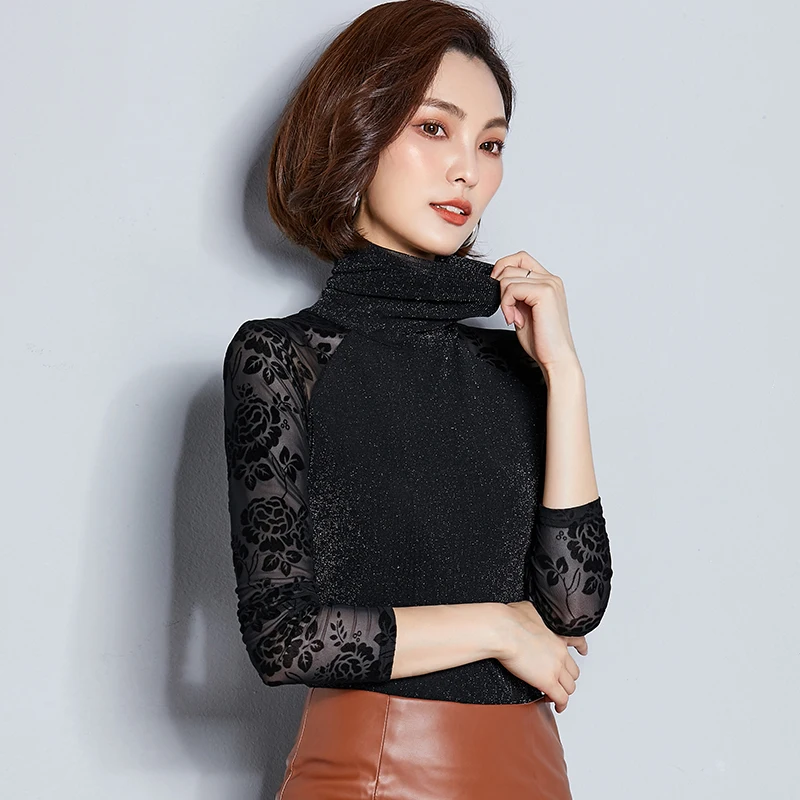 Женская блузка из сетчатого золотистого шифона с длинными рукавами, кружевным воротником и кружевными манжетами на каждом рукаве.