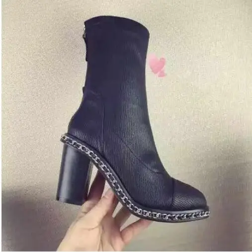 Женские сапоги с цепочками до колена на высоком квадратном каблуке зима 2022 |