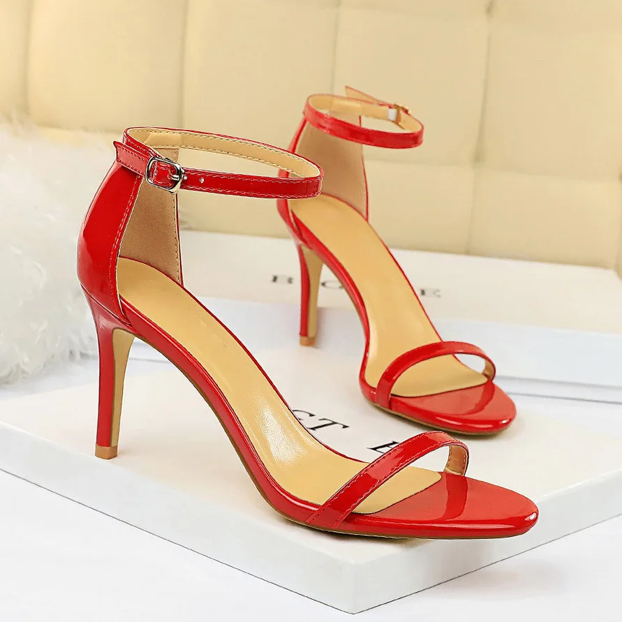 Женские летние сандалии на низком каблуке с ремешком 8 см 11 блестящие туфли