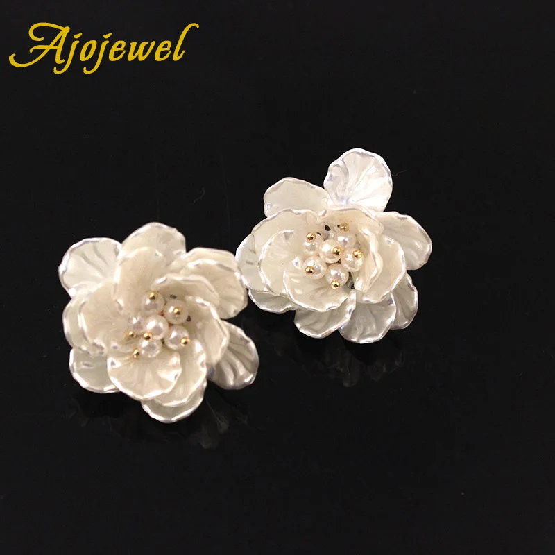 Женские серьги гвоздики Ajojewel большие с белым цветком и искусственным жемчугом