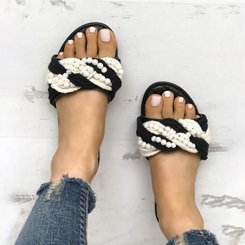 Шлепанцы женские на платформе плоская подошва плетеные с жемчугом открытым