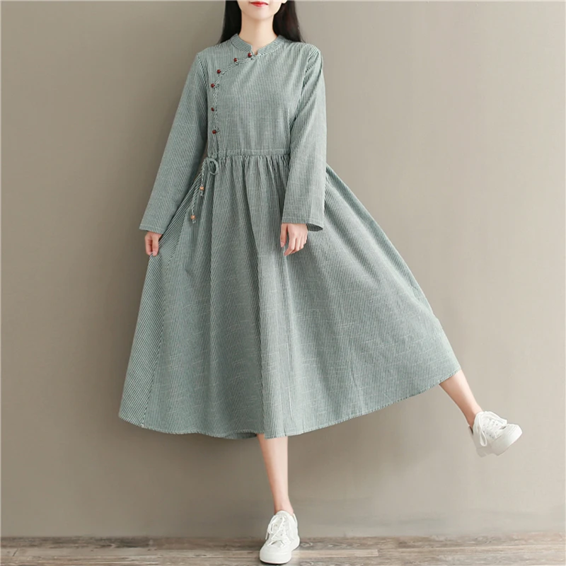 Женское платье длинное винтажное с воротником-стойкой в полоску из хлопка и льна