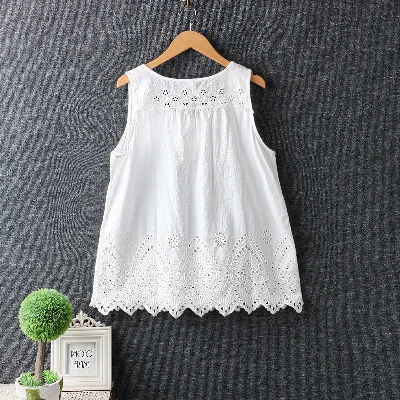 Small fresh retro hollow embroidery sleeveless tank shirt top 2018 new mori girl |