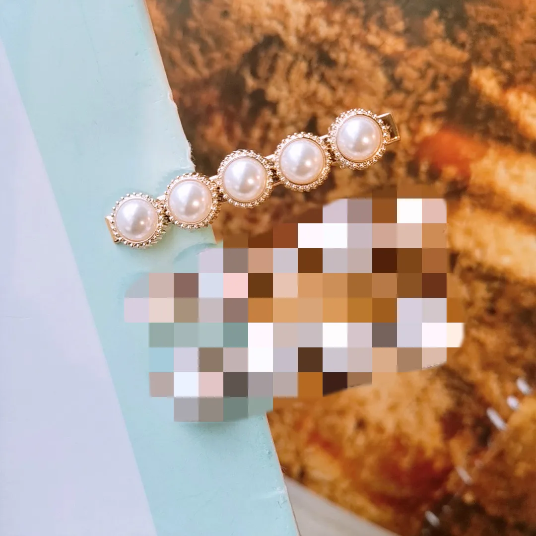 Мраморная заколка сочетает в себе романтический темпераментный жемчужный зажим