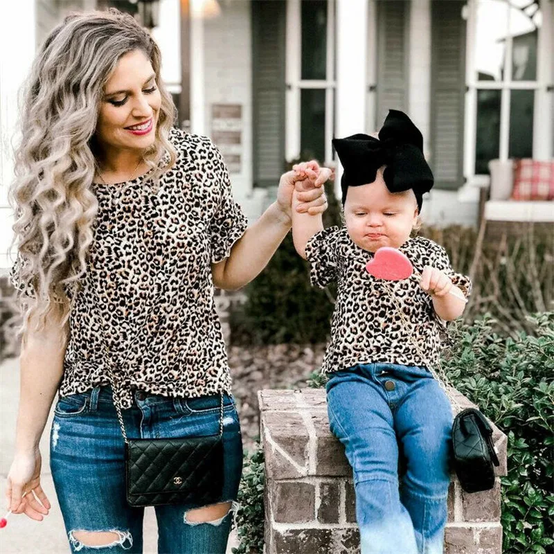 Модная семейная Одинаковая одежда для мамы и дочки модная леопардовая футболка