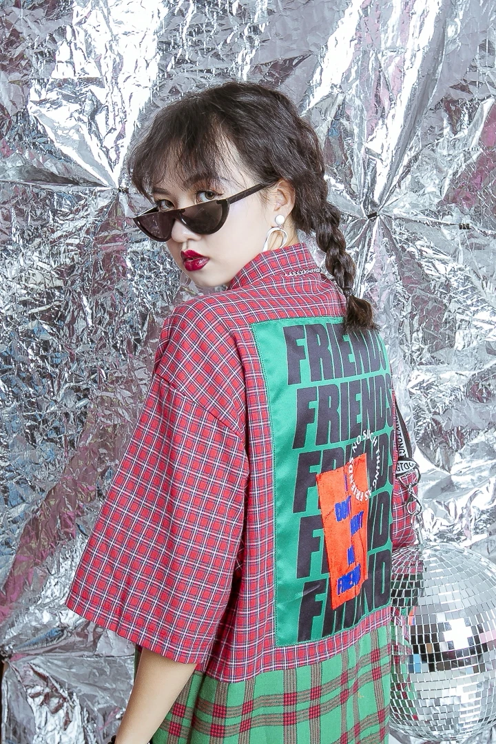 Оригинальный пункт Harajuku сшитая цветная клетчатая ткань с свободной рубашкой и