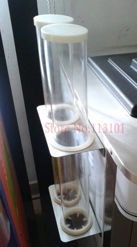 

Две бочки, один набор конусных держателей для мороженого, запчасти для машины для мороженого