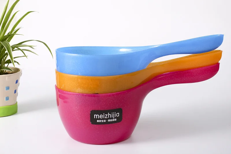

1PC 3 Colors Bailer baby bath Spoon thick, home essential kitchen ladle plastic water scoop Colorful Water Bucket Cup J0734