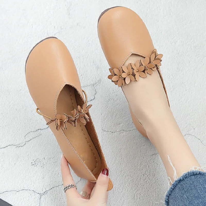 

New spring and autumn Korean version of the round head flat shoes fashion shallow mouth three-dimensional flower women's shoes.