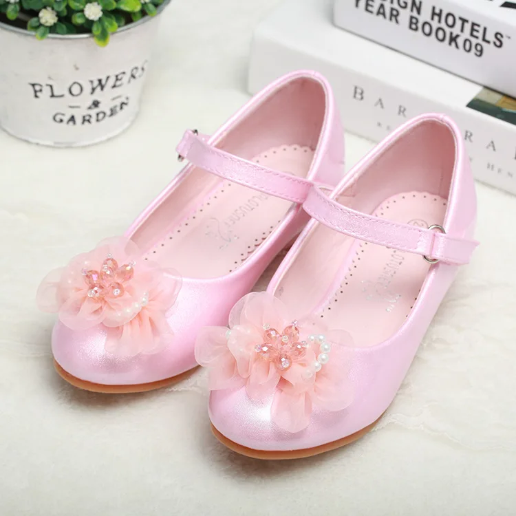 Кожаные туфли для девочек Осенние сандалии с бантом и цветочным бисером новинка
