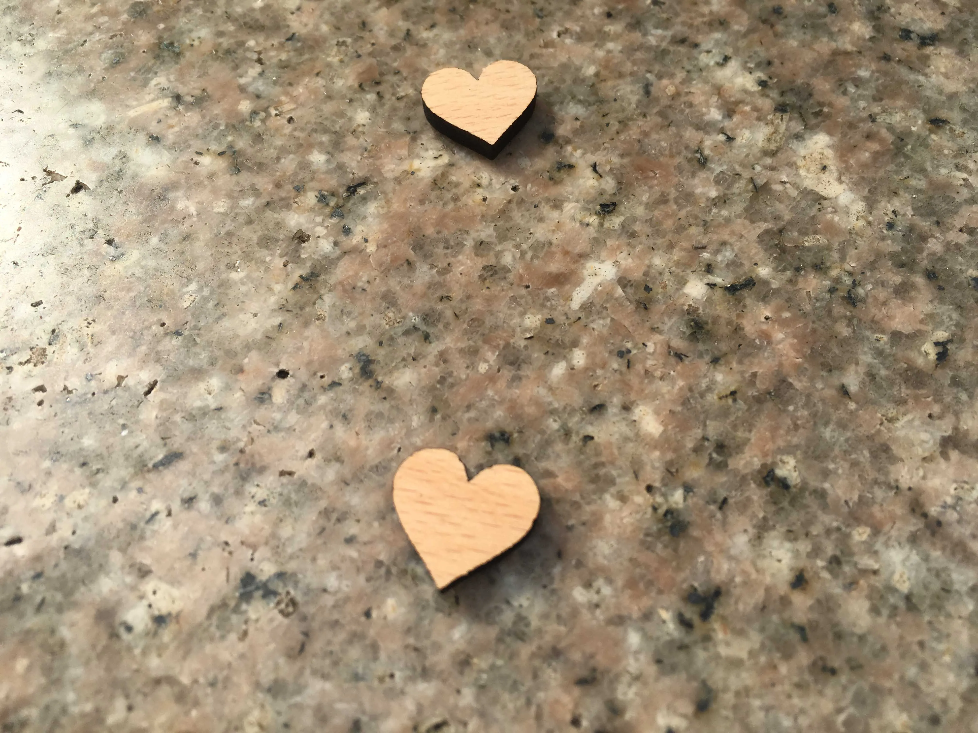 Серьги с сердечками Lasercut логотипом покера серьги гвоздики красным сердцем