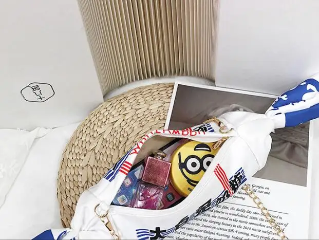 Сумка мессенджер женская из парусины с рисунком белого зайца кремового цвета