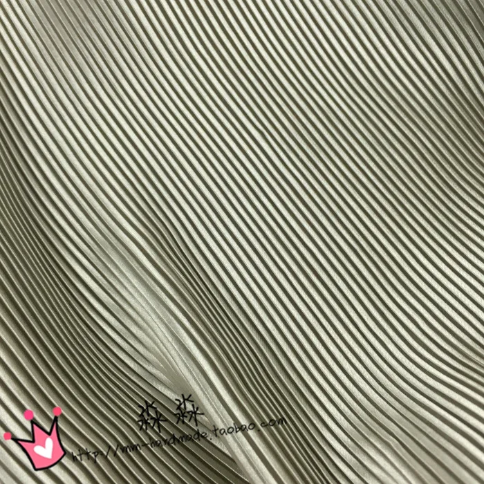 Ткань для одежды светло-серебристо-серая в полоску плиссе гармошку Шелковый