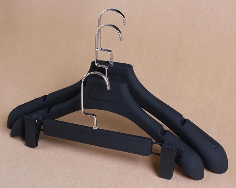 Роскошная черная пластиковая вешалка для шубы с канавкой Дамский стиль (8