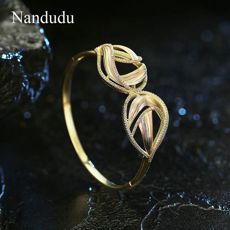 Nandudu Three Tones Gold Two Flower CZ Bangle for Women High Quality Brass Cubic Zirconia Accessories Bracelet Gift B1123 | Украшения и