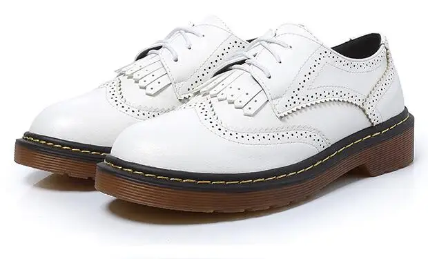 Женская кожаная обувь на плоской подошве с кисточками шнурках резным узором в