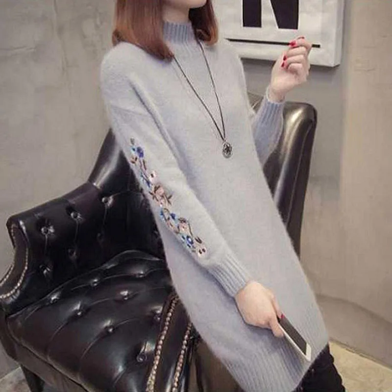 Новое трикотажное платье с вышивкой и высоким воротником на осень зиму|Женские