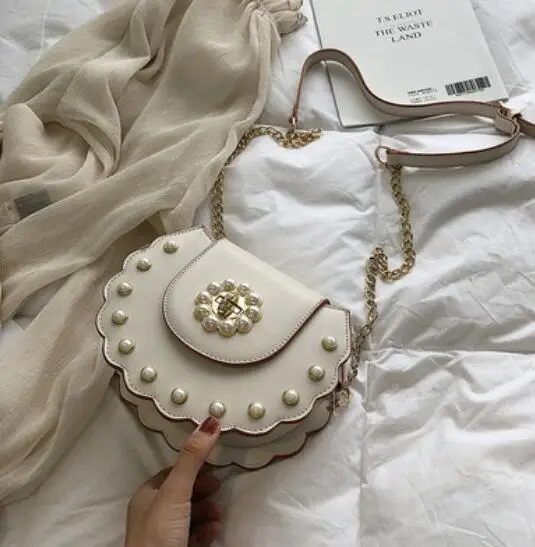 Beige Летние новые седельные сумки женские высококачественные Сумки из искусственной кожи женские дизайнерские сумки с жемчужной цепочкой женские сумки через плечо - Цвет: Beige