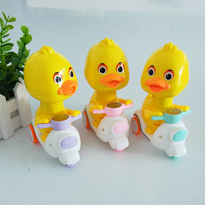 Забавные детские игрушки, мотоцикл, маленькая Желтая утка, прижимает обратно к выросшей утке, автомобиль для малышей, детские игрушки, подарок