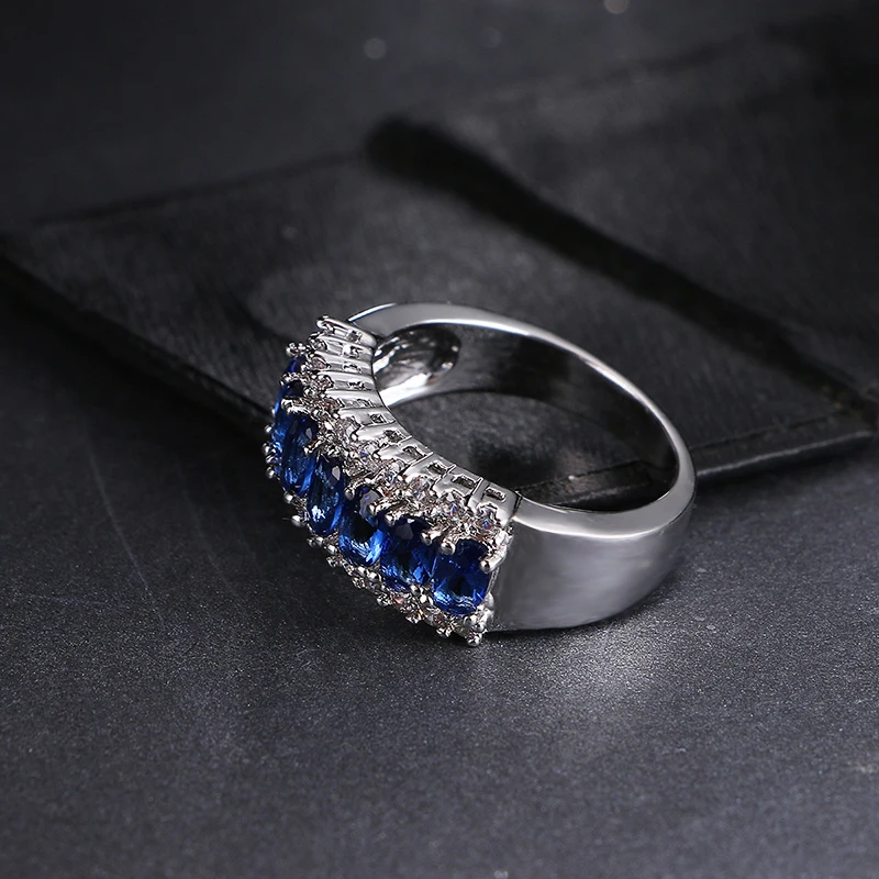 Изысканные женские ювелирные изделия круглой огранки белого синего цветов