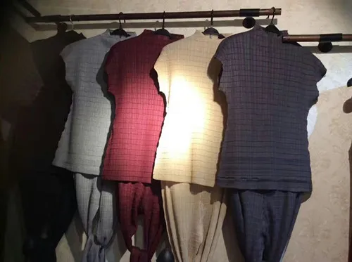 Issey Miyake двойной косу давление костюм для досуга сложить короткий рукав футболки+ девять очков Штaны-клёш комплект из двух предметов