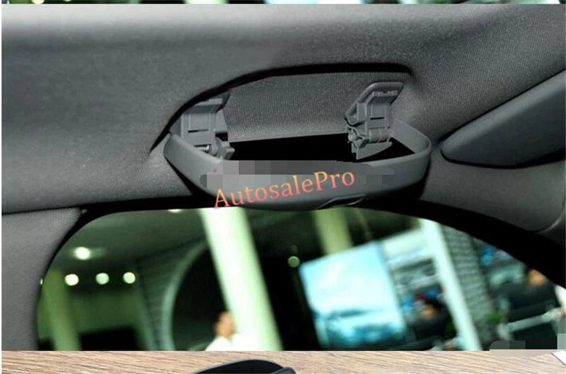 На крыше автомобиля спереди солнцезащитные очки подарочная упаковка для