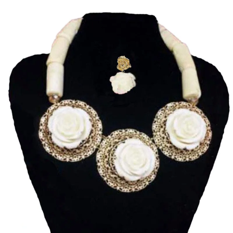 Комплект ювелирных изделий из белых натуральных коралловых бусин 4