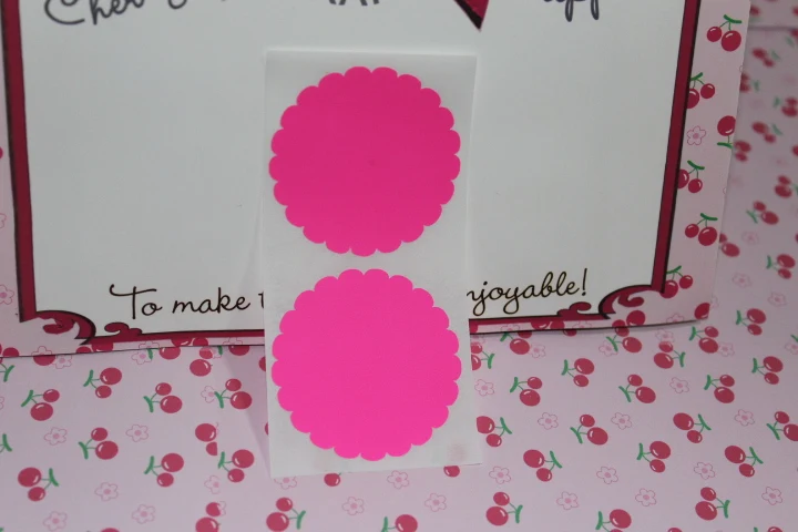 Неоновая розовая зубчатая круглая наклейка 5 см