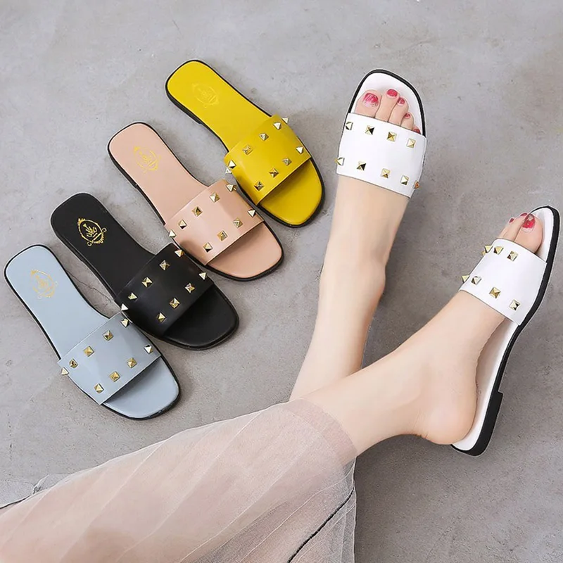 Новинка 2019 года модные женские шлепанцы с заклепками белые на плоской подошве