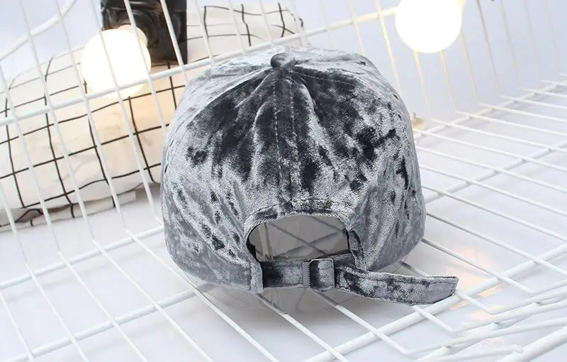 Женская Бейсболка Вельветовая с вышитыми косточками для девушек модная кепка