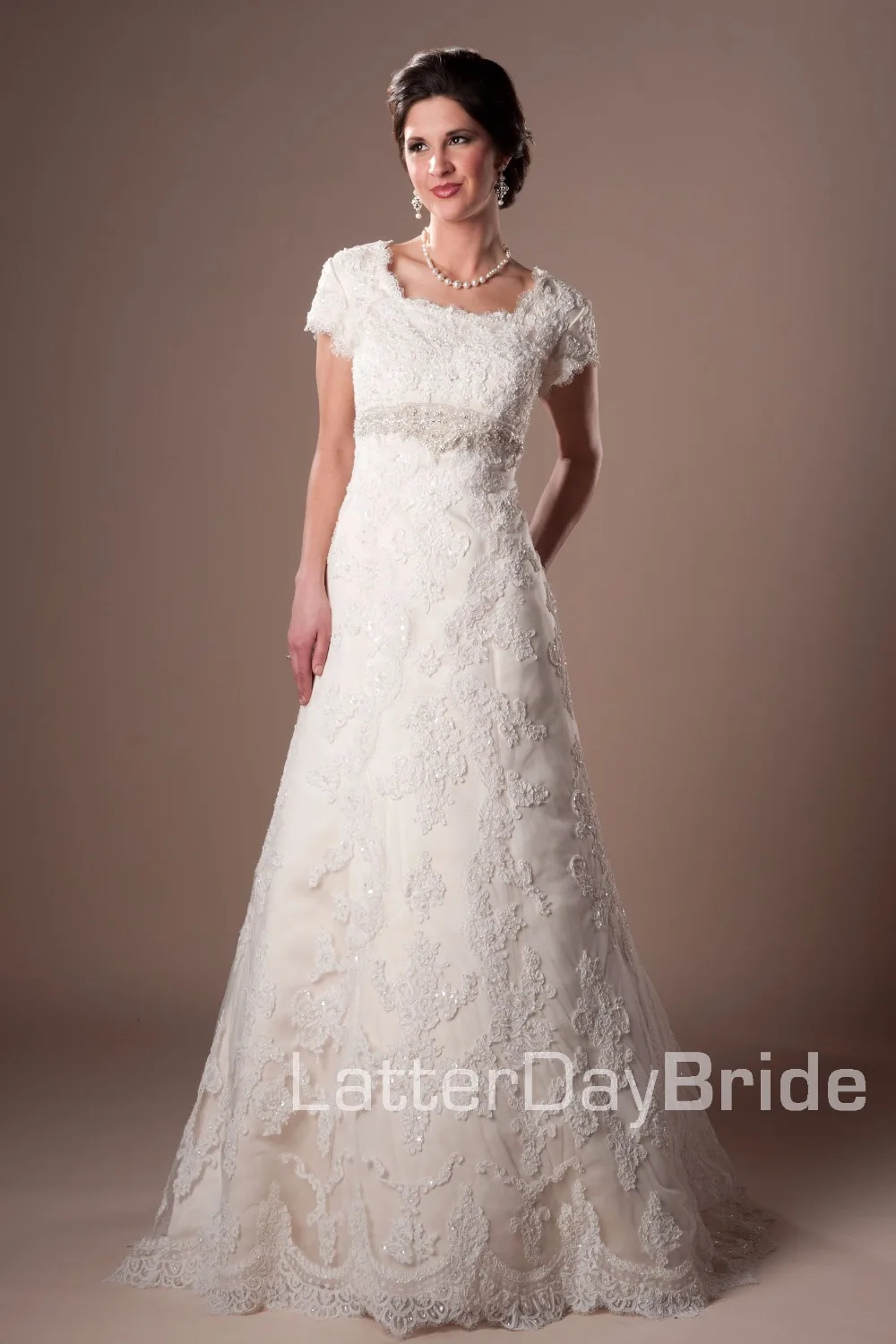 Длинное скромное платье на свадьбу с короткими рукавами расшитое бусинами