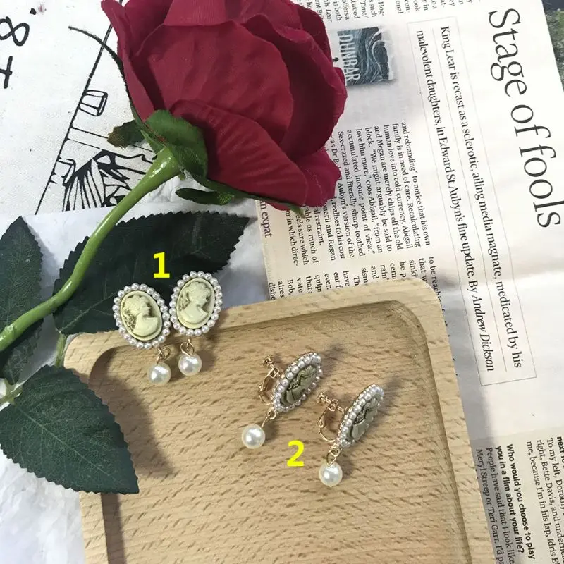 

1 Pair Vintage Earrings Carved Women Exquisite Retro Luxury Fashion Ear Stud Ears Clip Badge Precious Noble Elegant Jewelry Deco
