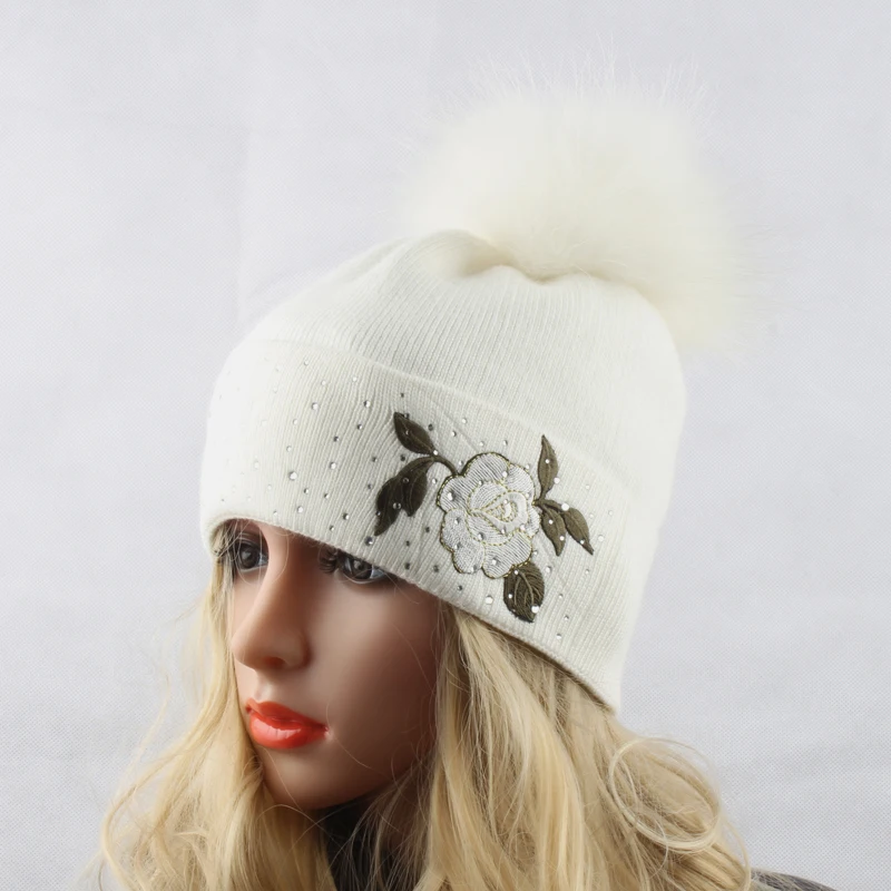 Зимняя женская шапка с цветочной вышивкой помпоном из натурального меха со