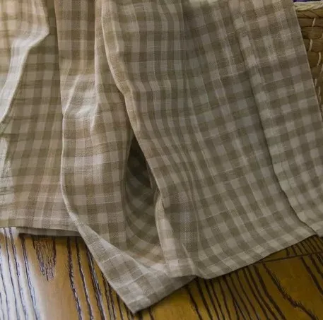 Маленькие клетчатые занавески в средиземноморском стиле для гостиной с