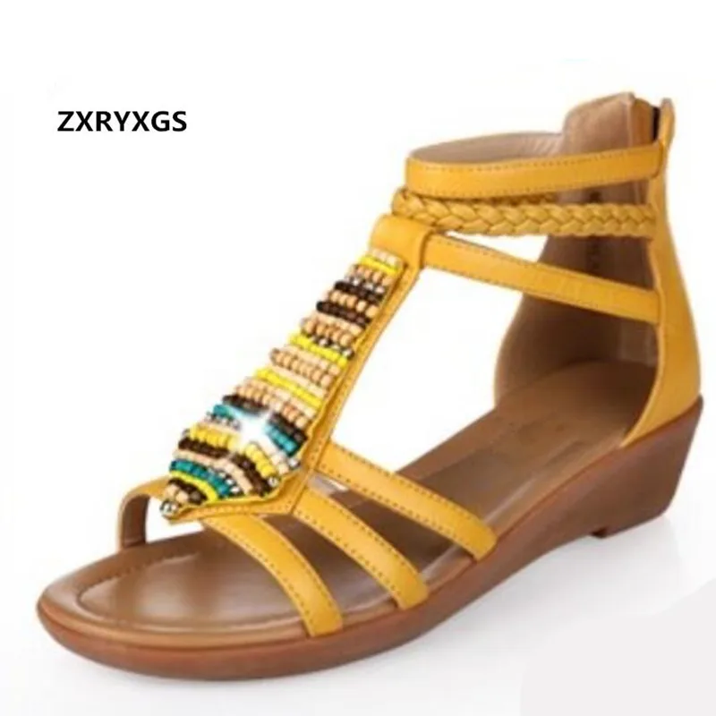 Женские сандалии украшенные стразами на плоской подошве в богемном стиле лето