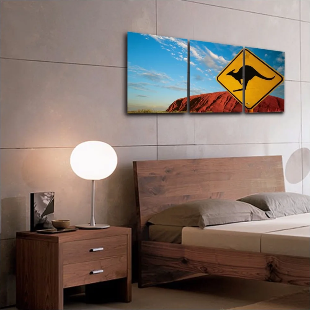 Безрамочная картина на холсте "Обычный кенгуру на фоне голубого неба Австралии" для декора гостиной или спальни.