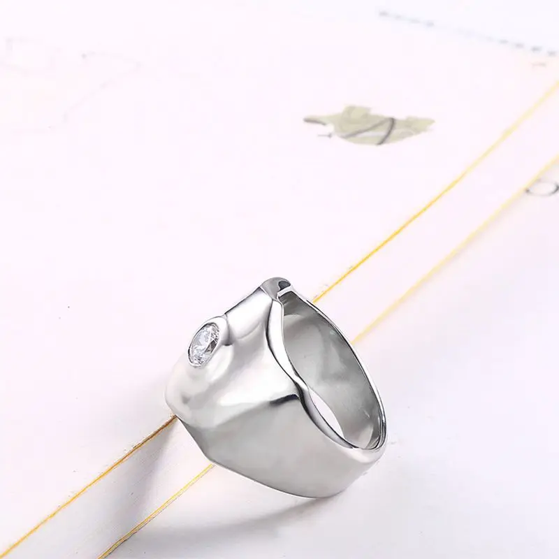 Женское кольцо ручной работы из титановой стали и фианита с указательным пальцом