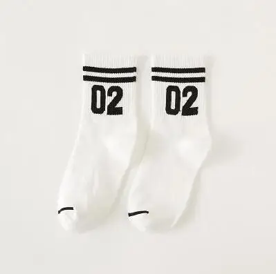 White 02 1 Пара Носки Классический Черный Белый Розовый Голубой Солид Number Печатных Носки Моды Качества женщин Носки Спортивные Носки Для женщины - Цвет: White 02