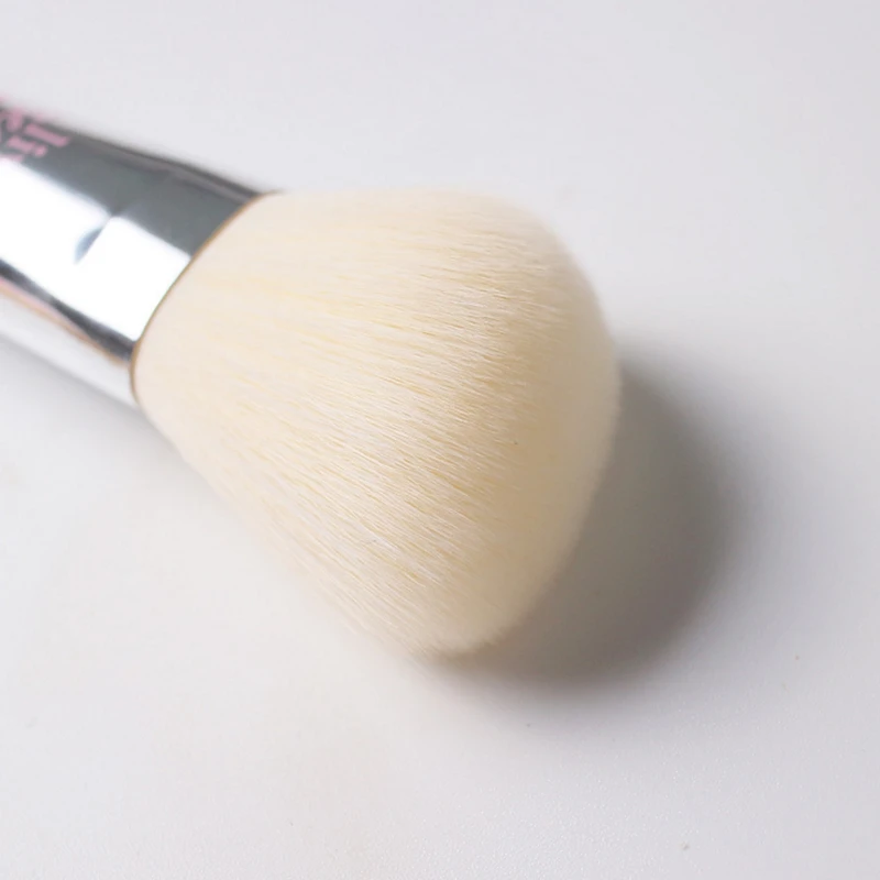 Угловая мягкая кисть для румян It Cosmetic серебристая хромированная Косметическая