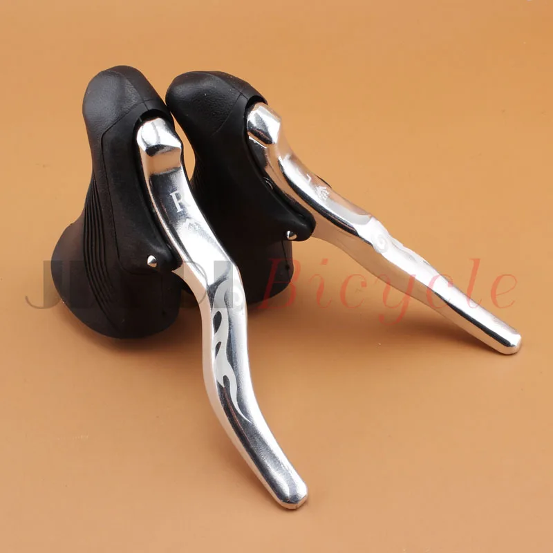 Шоссейный мертвый автомобиль чтобы согнуть тормоз на тормоза до и после ручного