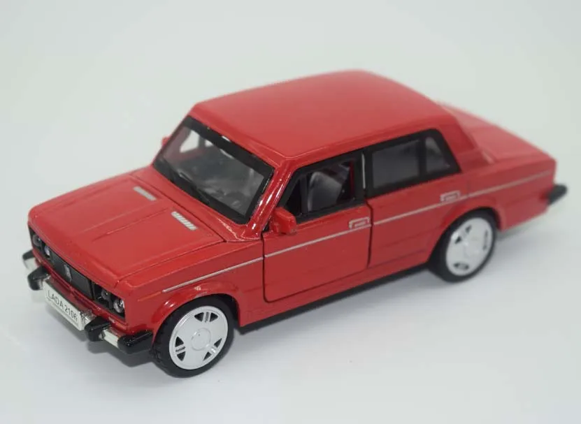 Красный 1/32 масштабная Русская модель автомобиля Лада, металлическая литая модель автомобиля, игрушка с открывающимися дверцами, музыкальный подвесной светильник, детские игрушки - Цвет: Красный